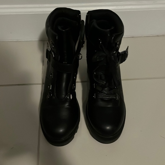 black boots - Picture 1 of 4